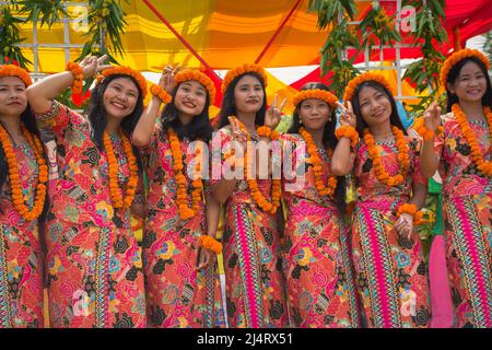 Bangladesch. 16. April 2022. Im Thailändischen bedeutet „Übergang“ Veränderung. Sangrai bedeutet eigentlich, Auf Wiedersehen zum alten Jahr zu sagen und das neue Jahr willkommen zu heißen. Gleichzeitig beginnt die neue Zoom-Saison in den Chittagong Hill Tracts nach Sangrai. Sangrai wird hauptsächlich durch Wasserfeste gefeiert. (Bild: © Sumon das/Pacific Press via ZUMA Press Wire) Stockfoto