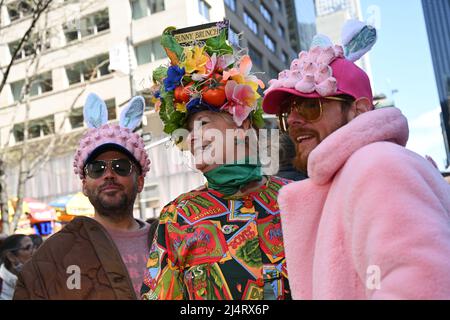 Menschen in Kostümen besuchen die Osterparade und das Bonnet Festival in der Fifth Avenue am 17. April 2022 in New York. Stockfoto