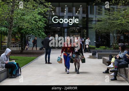 London, Großbritannien. 17. April 2022. Menschen, die außerhalb von Google gesehen werden - King's Cross Büros im Zentrum von London. (Bild: © Dinendra Haria/SOPA Images via ZUMA Press Wire) Stockfoto