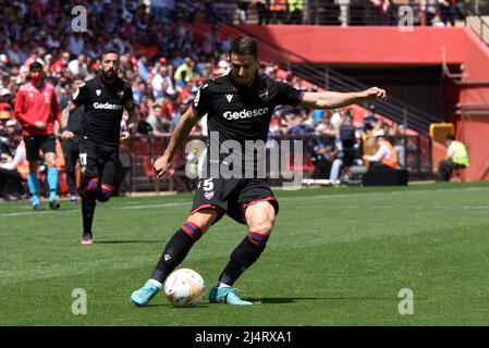 Granada, Spanien. 17. April 2022. Nemanja Radoja Pass Shooting während des Liga-Spiels zwischen Granada CF und UD Levante im Nuevo Los Carmenes Stadion am 17. April 2022 in Granada, Spanien. (Foto: José M Baldomero/Pacific Press/Sipa USA) Quelle: SIPA USA/Alamy Live News Stockfoto