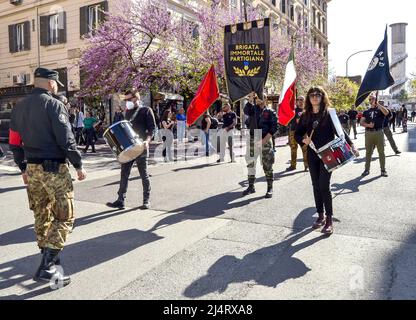 Rom, Italien. 16. April 2022. Gedenkmarsch des sozialistischen Vaterlandes zum Gedenken an die Partisanen von gestern und heute in Rom, Italien, am 16. April 2022. Der marsch findet seit 13 Jahren jedes Jahr statt und wird in diesem Jahr den Antifaschisten gewidmet sein, die im Donbass gegen die Neonazi-Brigaden gekämpft haben. Der marsch endete am Denkmal des römischen Widerstands auf dem Friedhof von Verano, wo sich Edi Ongaro, bekannt als Bozambo, an den Anfang April im Donbass getöteten italienischen Kämpfer erinnerte (Foto: Patrizia Cortellessa/Pacific Press/Sipa USA) Quelle: SIPA USA/Alamy Live News Stockfoto