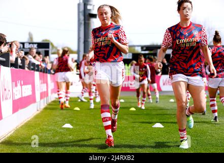 Leah Williamson von Arsenal erwärmt sich auf dem Spielfeld vor dem Halbfinale des Vitality Women's FA Cup im LV Bet Stadium Meadow Park in Borehamwood. Bilddatum: Sonntag, 17. April 2022. Stockfoto