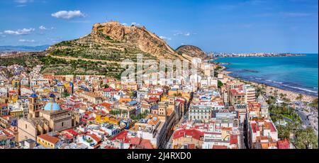 Luftaufnahme von Alicante mit der Kathedrale und der Burg von Santa Barbara. Stockfoto