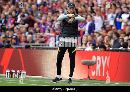 London, Großbritannien. 17. April 2022. Thomas Tuchel, der Chelsea Head Coach, blickt aus seinem technischen Bereich auf ihn. Der Emirates FA Cup, Halbfinale, Chelsea gegen Crystal Palace im Wembley Stadium in London am Sonntag, 17.. April 2022.Dieses Bild darf nur für redaktionelle Zwecke verwendet werden. Nur zur redaktionellen Verwendung, Lizenz für kommerzielle Nutzung erforderlich. Keine Verwendung bei Wetten, Spielen oder Veröffentlichungen in einem Club/einer Liga/einem Spieler.pic von Steffan Bowen/Andrew Orchard Sports Photography/Alamy Live News Credit: Andrew Orchard Sports Photography/Alamy Live News Stockfoto