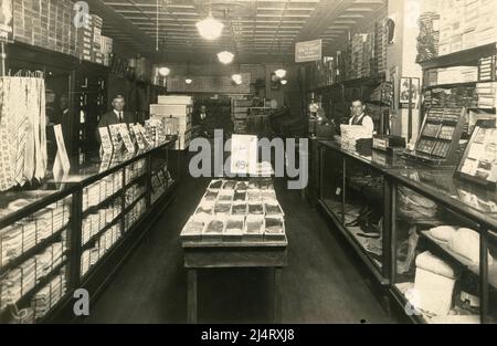 Vintage Herrenbekleidung Store 1900 (ca.), Männermode 1900er, Stockfoto