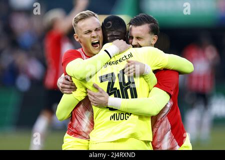 ROTTERDAM - (lr) PSV Eindhoven Torwart Maxime Delanghe , PSV Eindhoven Torwart Yvon Mvogo, PSV Eindhoven Torwart Joel Drommel während des niederländischen TOTO KNVB Cup Finales zwischen PSV und AJAX am 17. April 2022 im Stadion de Kuip in Rotterdam, Niederlande. ANP MAURICE VAN STEEN Stockfoto