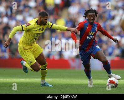 London, Großbritannien. 17. April 2022. Ruben Loftus-Cheek von Chelsea und Eberechi Eze von Crystal Palace fordern den Ball während des Emirates FA Cup-Spiels im Wembley Stadium, London. Bildnachweis sollte lauten: Paul Terry/Sportimage Kredit: Sportimage/Alamy Live News Stockfoto