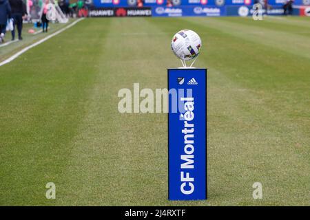 Montreal, Quebec. 16. April 2022. Der Spielball, der vor dem MLS-Spiel zwischen den Whitecaps von Vancouver und CF Montreal im Saputo Stadium in Montreal, Quebec, gezeigt wurde. Daniel Lea/CSM/Alamy Live News Stockfoto