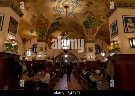 München, Deutschland - 04.07.2022: Berühmter hofbbrauhaus traditioneller Pud keller in München, der Spaß macht Stockfoto