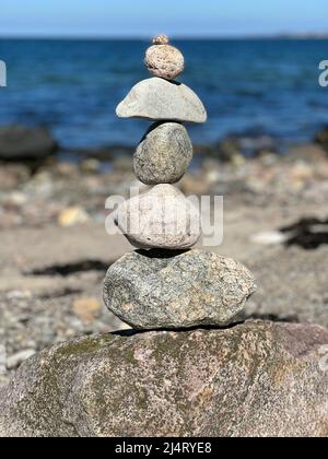 Wangels, Deutschland. 17. Apr, 2022. firo: 04/17/2022 Ostern an der Ostsee Steinstrand an der Steilküste Steinpyramide Weissenhv§Nutzerstrand Weivuenhv§Nutzerstrand ist ein Ortsteil der Gemeinde Wangels in Schleswig-Holstein, der zum Landkreis Oldenburg-Land gehört Wetter Ostsee Landschaft Tourismus Wetter Bildfeature . Kredit: dpa/Alamy Live Nachrichten Stockfoto