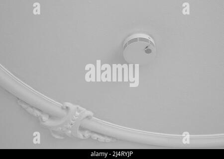 Rauchmelder an der Decke, Brandmeldeanlage Stockfoto