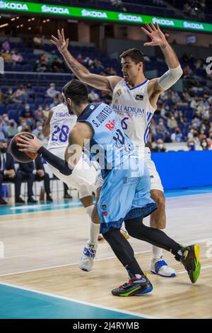 Madrid, Spanien. 17. April 2022. Sergi Quintela (blau) und Alberto Abalde (weiß) beim Real Madrid Sieg über Breogán Lugo 90 - 65 in Liga Endesa regulären Saison Spiel (Tag 29) in Madrid (Spanien) im Wizink Center gefeiert. April 17. 2022. (Foto von Juan Carlos García Mate/Pacific Press/Sipa USA) Quelle: SIPA USA/Alamy Live News Stockfoto