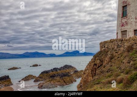 Leuchtturm auf Llanddwyn Island in der Nähe von Newborough an der Anglesey Coast in Wales, Großbritannien Stockfoto