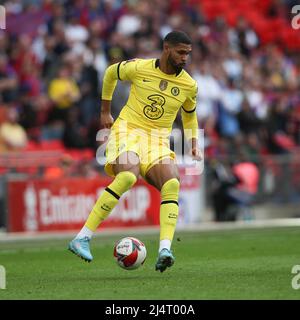 London, Großbritannien. 17. April 2022. Ruben Loftus-Cheek von Chelsea in Aktion beim Halbfinale des FA Cup zwischen Chelsea und Crystal Palace im Wembley Stadium, London, England am 17. April 2022. Foto von Ken Sparks. Nur zur redaktionellen Verwendung, Lizenz für kommerzielle Nutzung erforderlich. Keine Verwendung bei Wetten, Spielen oder Veröffentlichungen einzelner Clubs/Vereine/Spieler. Kredit: UK Sports Pics Ltd/Alamy Live Nachrichten Stockfoto