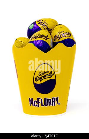 McDonalds Cadbury Caramel Egg McFlurry Tasse gefüllt mit Cadbury Caramel Eiern Stockfoto