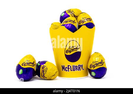 McDonalds Cadbury Caramel Egg McFlurry Tasse gefüllt mit Cadbury Caramel Eiern Stockfoto