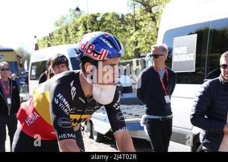 Paris Roubaix 2022, von Compiegne nach Roubaix Velodrome. Wout Van Aert für das Team Jumbo Visma zu Beginn des Rennens. Kredit: Peter Goding/Alamy Live Nachrichten Stockfoto