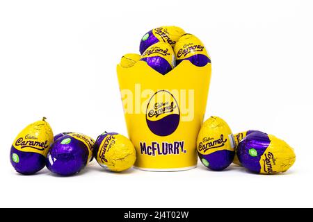 McDonalds Cadbury Caramel Egg McFlurry Tasse gefüllt mit Cadbury Caramel Eiern Stockfoto