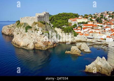 Blick auf Fort Lovrijenac (St. Lawrence Festung), von der alten Stadtmauer, Altstadt Dubrovnik, Kroatien genommen Stockfoto