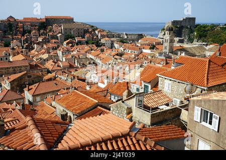 Blick auf die berühmten roten Dachziegel von Dubrovnik (kupe kanalice) aus der alten Stadtmauer, Kroatien Stockfoto