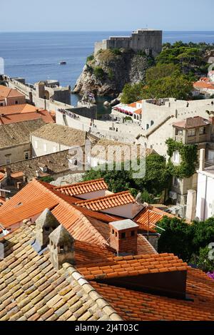 Blick auf die berühmten roten Dachziegel von Dubrovnik (kupe kanalice) aus der alten Stadtmauer, Kroatien Stockfoto