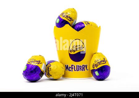 McDonalds Cadbury Caramel Egg McFlurry Tasse gefüllt mit Cadbury Caramel Eiern Stockfoto