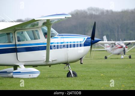 Cessna 172 Skyhawk einmotorige Leichtflugzeuge auf einem Grass-Flugplatz in Großbritannien April 2022 Stockfoto