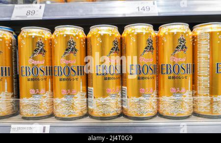 Samara, Russland - 16. April 2022: Eboshi alkoholisches Dosenbier im Regal im Supermarkt. Japanisches Bier. Verschiedene alkoholische Getränke und Spirituosen Stockfoto