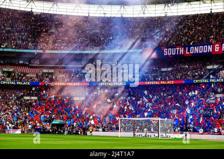 London, Großbritannien. London, Großbritannien. 17.. April 2022, Wembley Stadium, London England: FA Cup Halbfinale, Chelsea gegen Crystal Palace; Crystal Palace Fans Kredit: Action Plus Sports Images/Alamy Live News Stockfoto