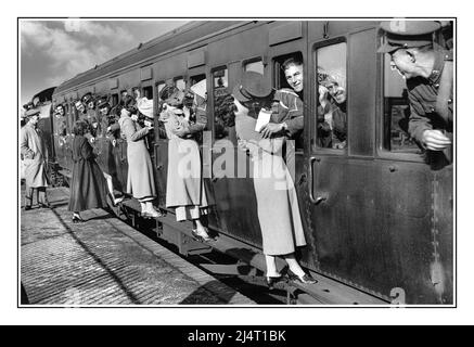 Archiv 1930s Britische Soldaten schiefen aus Zugfenstern, um ihre Frauen und Mädchen zu küssen Auf Wiedersehen . London UK 1930s Vorbereitung auf den Zweiten Weltkrieg WW2 Rekrutierung von Mitarbeitern des National Service im Zweiten Weltkrieg. Propagandabild für Soldaten, die nach Ägypten ausreisen 1935 Stockfoto