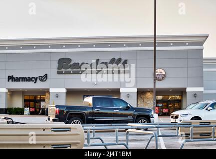 Houston, Texas USA 03-24-2022: Randalls Supermarkt, Schaufenster und Parkplatz in Houston, TX. Schwestergeschäft zu Vons in Kalifornien. Stockfoto
