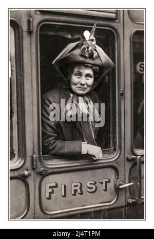 1910 Emmeline Pankhurst lehnte sich aus dem Fenster eines erstklassigen Waggons; 'Mrs Pankhurst Farewell at Waterloo for America this [Morning]' Emmeline Pankhurst (geb. Goulden; 15. Juli 1858 – 14. Juni 1928) war eine englische politische Aktivistin. Sie ist am besten daran erinnert, dass sie die britische Frauenrechtsbewegung organisiert und Frauen dabei geholfen hat, das Wahlrecht zu gewinnen. Emmeline starb am 14. Juni 1928, kurz nachdem Frauen das gleiche Stimmrecht wie Männer (mit 21) zugestanden worden waren. Stockfoto