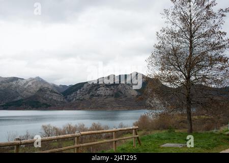 Schöne Luftaufnahme des Naturparks von Babia und Luna, zwischen Leon und Asturien. Geschützter Bereich mit einem Reservoir. Spanien. Europa Stockfoto