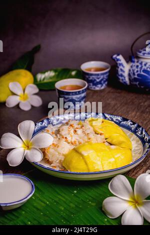 Mangoreis, thailändisches Dessert, lokale Süßspeisen Thailands. Saisonal Stockfoto