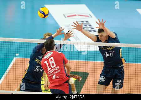 Verona, Italien. 17. April 2022. Block von Uros Nikolic - Verona Volley während Playoff 5. Platz - Verona Volley vs Gioiella Prisma Taranto, Volleyball Italienische Serie A Männer Superliga Meisterschaft in Verona, Italien, April 17 2022 Quelle: Independent Photo Agency/Alamy Live News Stockfoto