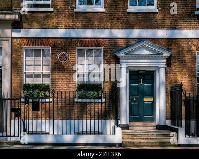 Benjamin Disraeli Geburtsort 1804. LCC-Plakette für Benjamin Disraeli, Earl of Beaconsfield (1804-1881), geboren am 22. Theobalds Rd, Holborn, London. Stockfoto