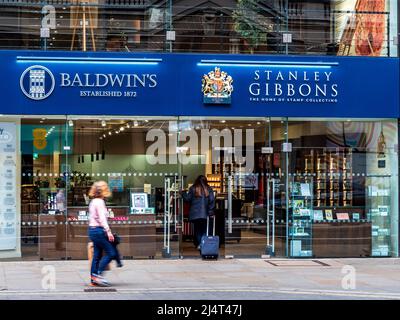 Stanley Gibbons und Baldwins Showroom und Hauptsitz in 399 The Strand London. Stanley Gibbons ist der am längsten etablierte seltene Briefmarkenhändler der Welt. Stockfoto