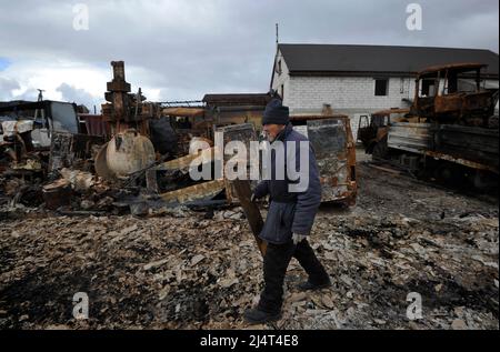 Gorenka, Ukraine. 17. April 2022. Szenen der Zerstörung nach dem russischen Rückzug im Dorf Gorenka im Kiewer Gebiet. In Borodyanka in der Region Kiew zogen Retter die Leichen von 41 Toten aus den Trümmern heraus. Dies wurde vom Pressezentrum des Staatlichen Dienstes der Ukraine für Notsituationen berichtet. Russland marschierte am 24. Februar 2022 in die Ukraine ein und löste damit den größten militärischen Angriff in Europa seit dem Zweiten Weltkrieg aus (Foto: Sergei Chuzavkov/SOPA Images/Sipa USA) Quelle: SIPA USA/Alamy Live News Stockfoto