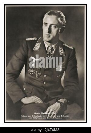 WW2 Offizielles Porträt des deutschen Jagdflugzeuge Ace Hermann Graf. Er war ein deutscher Luftwaffenkämpfer des Zweiten Weltkriegs. Er diente sowohl an der östlichen als auch an der westlichen Front. Er war der erste Pilot in der Luftfahrtgeschichte, der 200 Siege aus der Luft errang – das sind 200 Luftkampfbegegnungen, die zur Zerstörung des feindlichen Flugzeugs geführt haben. Medaillenpreis: Ritterkreuz des Eisernen Kreuzes Geboren: 24. Oktober 1912, Engen, Deutschland Verstorben: 4. November 1988, Engen, Deutschland Stockfoto