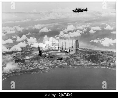 WW2 US Navy Douglas SBD-5 Dauntless Tauchbomber der Bombardierung Squadron 16 (VB-16), Carrier Air Group 16, vom Flugzeugträger USS Lexington (CV-16), über Saipan auf dem Weg zum Bombenangriff auf den Flugplatz Aslito, 15. Juni 1944. Stockfoto