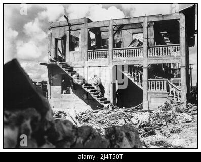 WW2 Schlacht von Guam Ein Marine der Dritten Marine Division geht Haus zu Haus Clearing nach einem japanischen Scharfschützen in einem geschälten Gebäude. Guam, August 1944 Zweiten Weltkrieg Zweiten Weltkrieg Stockfoto