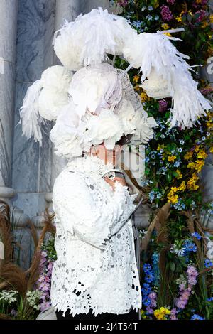 New York, NY, USA. 17. April 2022. Die New Yorker Easter Bonnet Parade und das Festival brachten eine Vielzahl von Hüten, Hauben und kreativen Osterarbeiten zur Fifth Avenue vor der St. Patrick's Cathedral. Ein großer und aufwendiger weißer Kopfschmuck. Quelle: Ed Lefkowicz/Alamy Live News Stockfoto