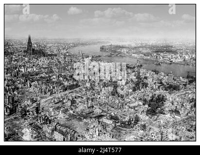 WW2 Bombenanschlag der Alliierten in Köln Nazi-Deutschland der Kölner Dom steht scheinbar unbeschädigt (obwohl er mehrfach direkt getroffen und schwer beschädigt wurde), während das gesamte umliegende Gebiet komplett verwüstet ist. Der Hauptbahnhof Köln und die Hohenzollernbrücke über den Rhein liegen nördlich und östlich des Doms beschädigt. Der Angriff auf Köln vom 30/31. Mai 1942 war der erste Bomberangriff von 1.000. Besetzte Deutschland, 24. April 1945. Stockfoto