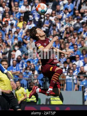 17. April 2022, Merck Stadium im Bollenfalltor, Darmstadt, GER, 2. FBL, Darmstadt 98 vs FC Schalke 04, DFL-Vorschriften verbieten die Verwendung von Fotos als Bildsequenzen und/oder quasi-Video. Im Bild Ko Itakura (Schalke) Stockfoto