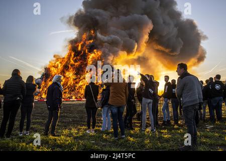 Dijkerhoek Weiler, Niederlande. 17.. April 2022. 2022-04-18 02:13:08 DIJKERHOEK - ein Osterfeuer am Ostermontag des Weilers Dijkerhoek. Der Weiler in der Gemeinde Rijssen-Holten hat den Osterbrand-Wettbewerb mit dem größten Osterbrand mit einer Höhe von 15 Metern und einem Volumen von mehr als 4000 Kubikmetern Schnittholz gewonnen. Aufgrund der Corona-Krise und der anhaltenden Dürre ist es das erste Mal seit drei Jahren, dass Osterbrände wieder erlaubt sind. ANP VINCENT JANNINK netherlands Out - belgium Out Credit: ANP/Alamy Live News Stockfoto