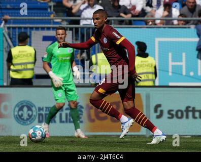 17. April 2022, Merck Stadium im Bollenfalltor, Darmstadt, GER, 2. FBL, Darmstadt 98 vs FC Schalke 04, DFL-Vorschriften verbieten die Verwendung von Fotos als Bildsequenzen und/oder quasi-Video. Im Bild Malick Thiaw (Schalke) Stockfoto