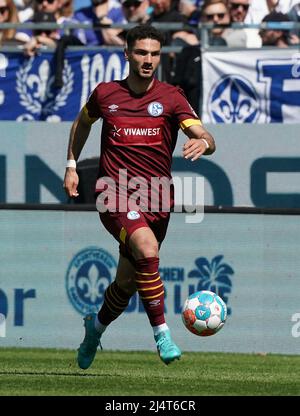 17. April 2022, Merck Stadium am Bollenfalltor, Darmstadt, GER, 2. FBL, Darmstadt 98 vs FC Schalke 04, DFL-Vorschriften verbieten die Verwendung von Fotos als Bildsequenzen und/oder quasi-Video. Im Bild Kerim Calhanoglu (Schalke) Stockfoto