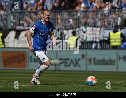 17. April 2022, Merck Stadium am Bollenfalltor, Darmstadt, GER, 2. FBL, Darmstadt 98 vs FC Schalke 04, DFL-Vorschriften verbieten die Verwendung von Fotos als Bildsequenzen und/oder quasi-Video. Im Bild Fabian Holland (Darmstadt) Stockfoto