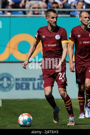 17. April 2022, Merck Stadium am Bollenfalltor, Darmstadt, GER, 2. FBL, Darmstadt 98 vs FC Schalke 04, DFL-Vorschriften verbieten die Verwendung von Fotos als Bildsequenzen und/oder quasi-Video. Im Bild Dominick Drexler (Schalke) Stockfoto