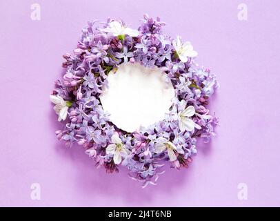 Frühlingsblumen mit einer Craft Paper blanck Note Stockfoto